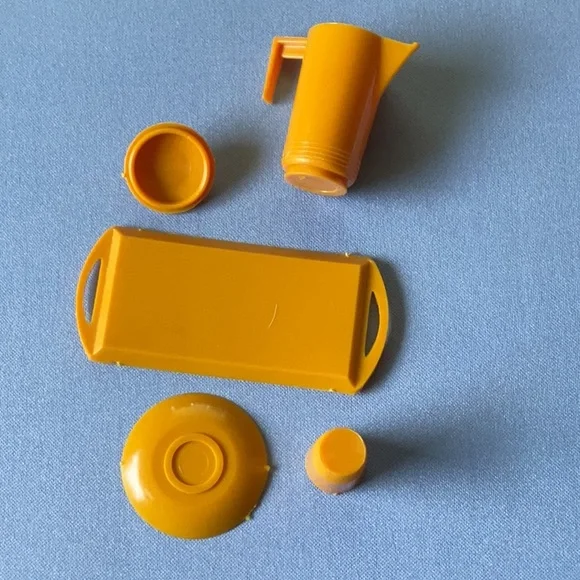 Barbie’s Friend Ship Airplane Dishes - Picture 3 of 4